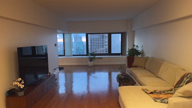 Building Photo - 175 E Delaware Pl