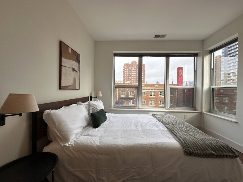 Building Photo - 1040 N Cass St