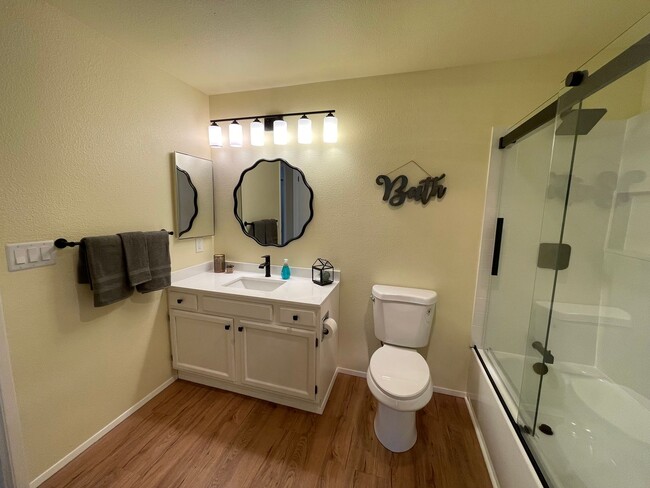 Building Photo - Charming 2 Bedroom Condo in the Heart of Town. Pet Friendly! $500 Move In Credit!