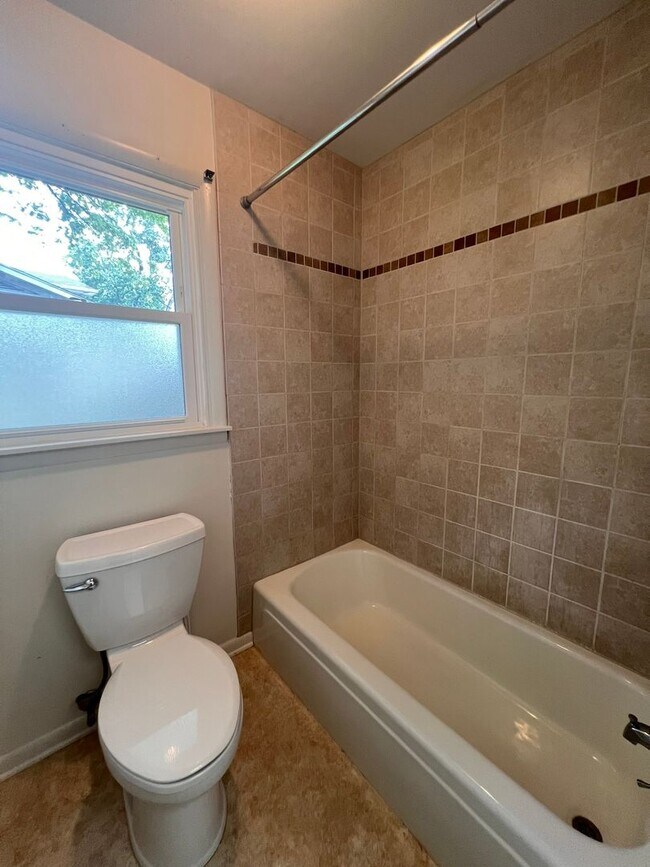 Building Photo - Cozy 3 BR Home in Convenient Location