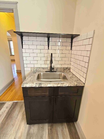 Building Photo - 834 N Massasoit Ave