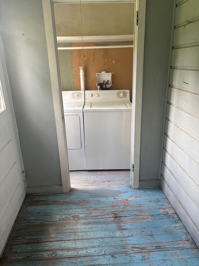 Building Photo - 2 bed 1 bath cottage available now!!