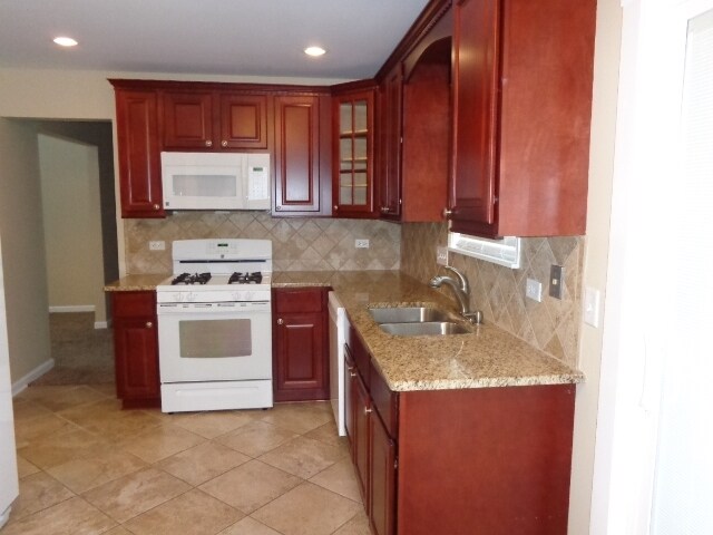 Building Photo - 2201 Oak Leaf Ln