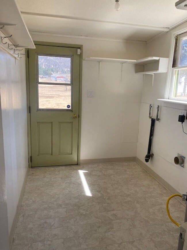 Building Photo - Looking for space, look no further!