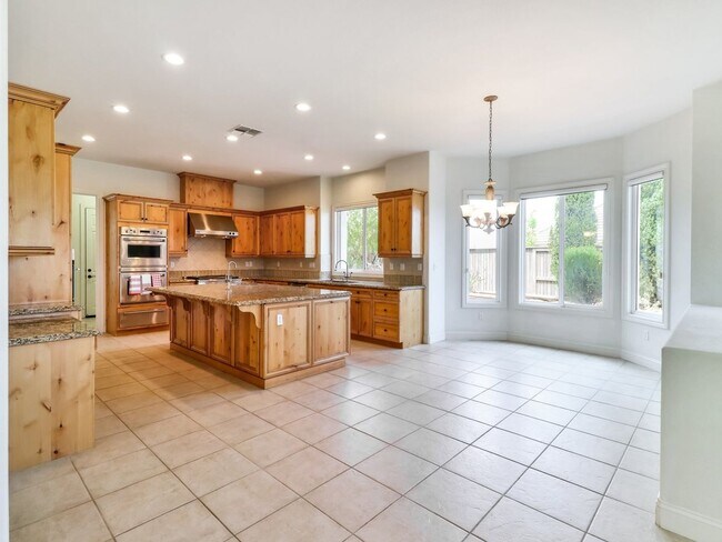 Building Photo - Beautiful custom home in The Promontory in...