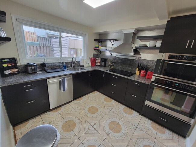 Building Photo - 2217 Saunders Dr