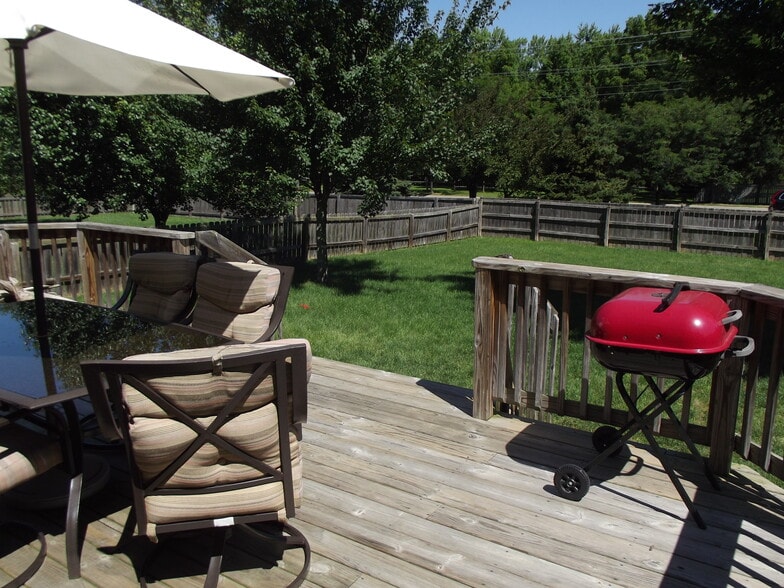Deck with fenced back yard - 1074 Lakegrove Court