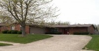 Building Photo - Spacious Three Bedroom Ranch Style Home