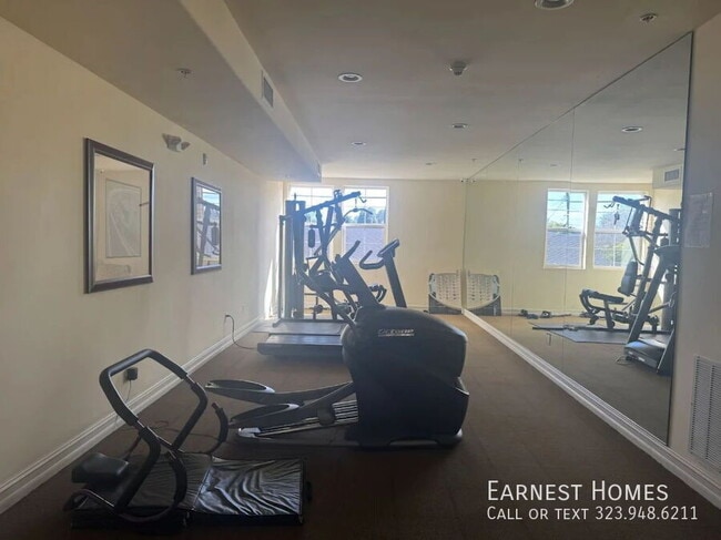 Building Photo - 14242 Burbank Blvd