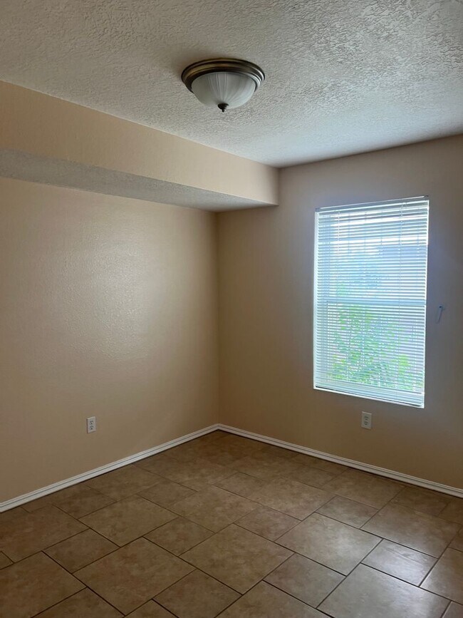 Building Photo - Spacious 4 Bedroom Home Ready for Immediat...