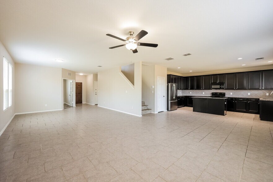 Building Photo - 10502 Castello Canyon