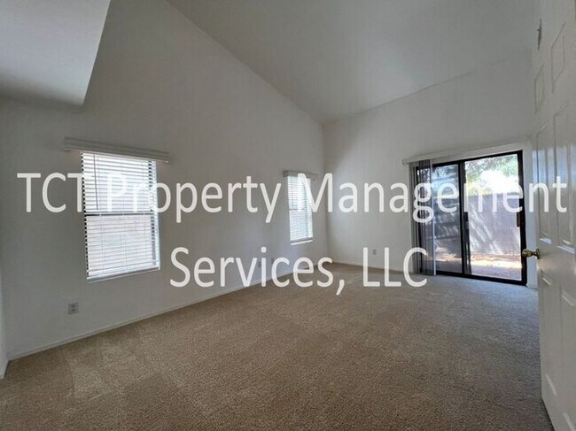 Building Photo - Beautiful Townhome with Fireplace