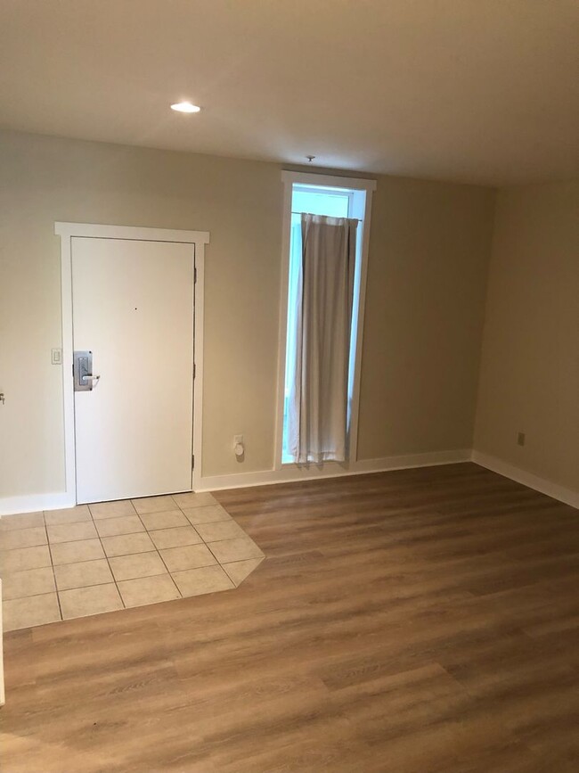 Building Photo - Ground Floor 1 Bedroom 1 Bath  Condo