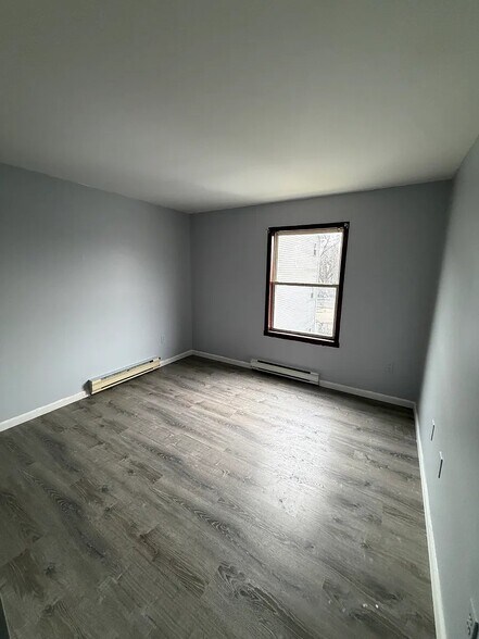 Building Photo - 352 S 6th St