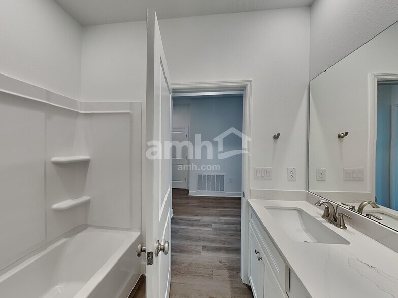 Building Photo - 3007 19th Ave W