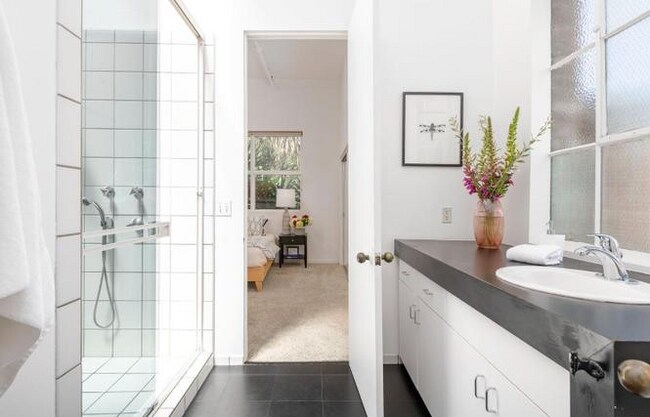 Building Photo - Situated in an excellent location of SOMA ...