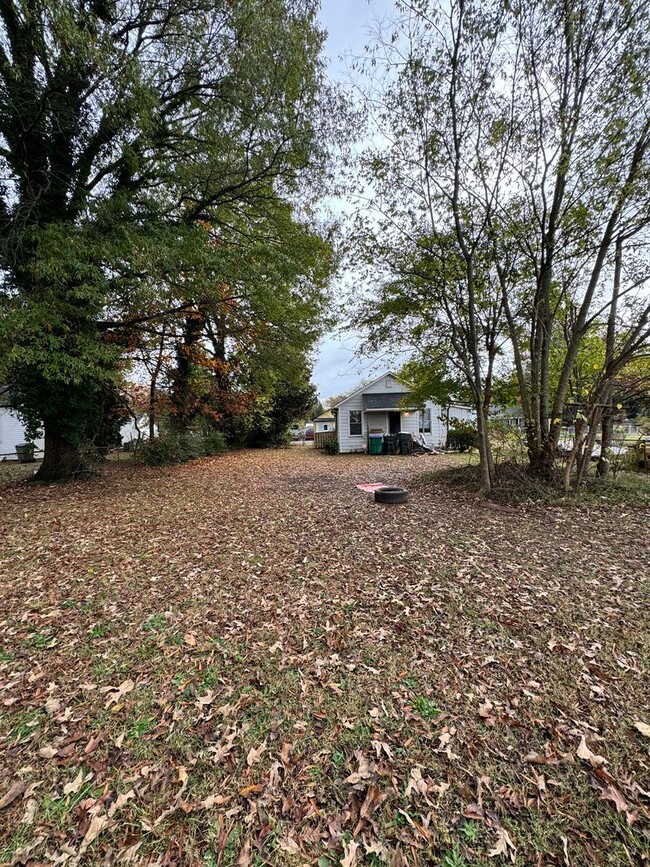 Building Photo - Roomy 3 bed 1 bath House in the Southside!