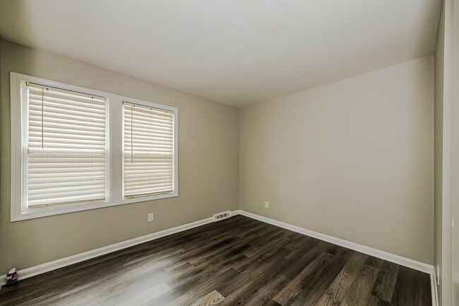 Building Photo - 735 Edgegreen Dr