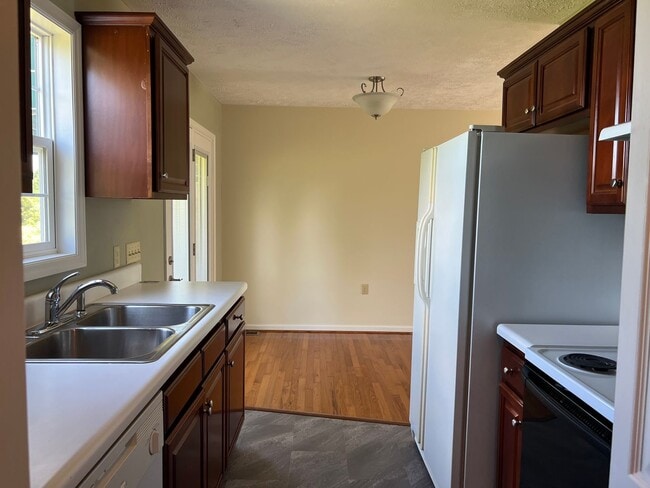 Building Photo - AVAILABLE April  2026! Secluded 2 bedroom Condo, Located minutes to Downtown JC & ETSU