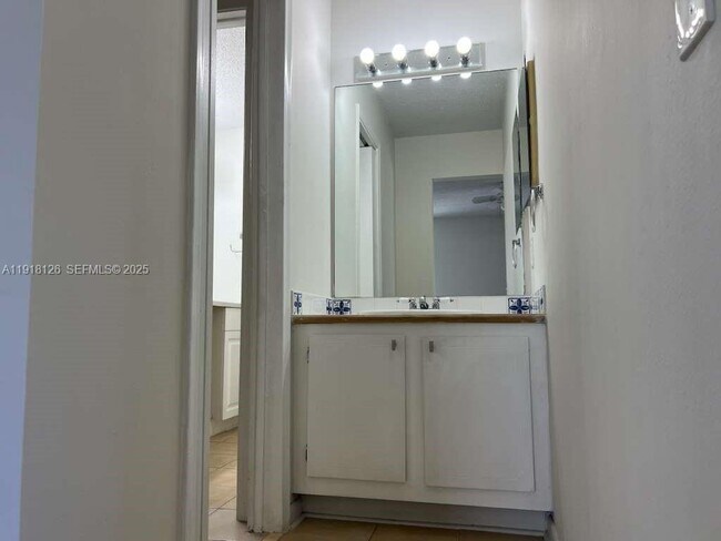 Building Photo - 721 SE 1st Way