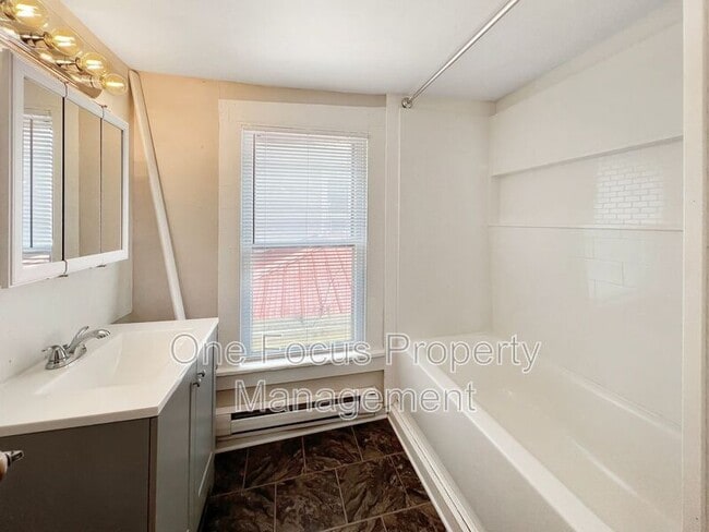 Building Photo - 200 Danis St