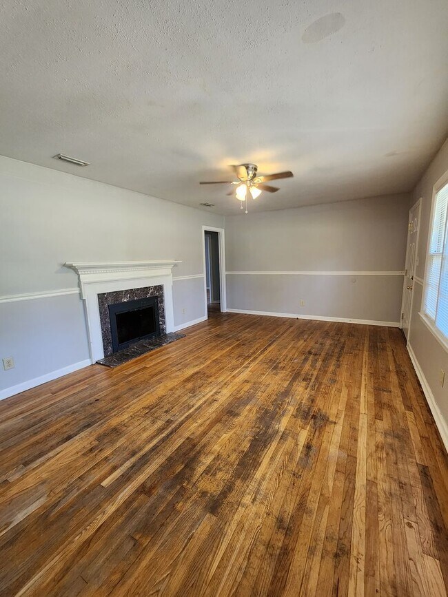 Building Photo - Spacious 4BR/2BA Brick Home with Fireplace, Large Island!