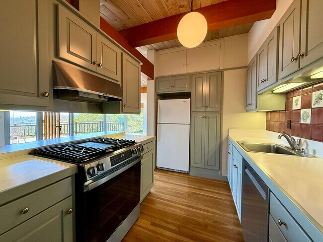 Building Photo - SPACIOUS THREE BED / THREE BATH HOME OFF OF PANORAMIC HWY WITH STUNNING VIEWS