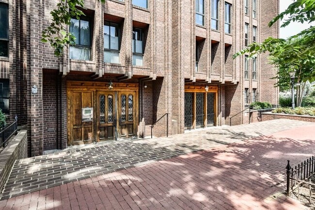 Building Photo - Luxurious 1BR Corner Unit in Prime Dupont ...