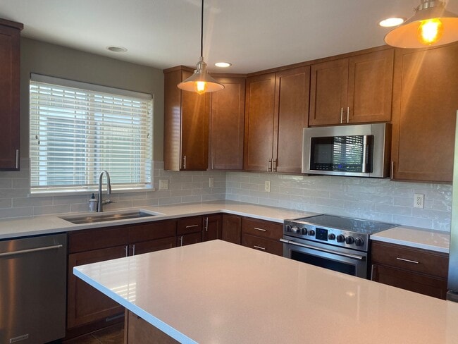 Building Photo - Spacious 3 Bedroom/ 3 Bathroom Near Boat L...