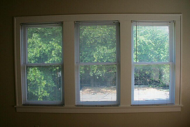 Building Photo - 412 W Polk St