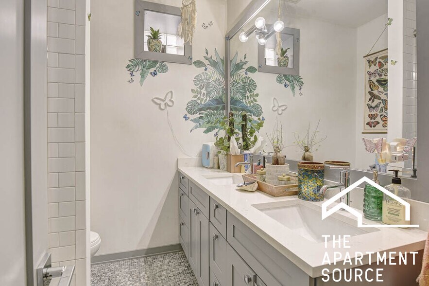 Building Photo - 2834 W Diversey Ave