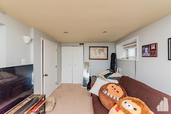 Building Photo - 4 bedroom in Chicago IL 60613