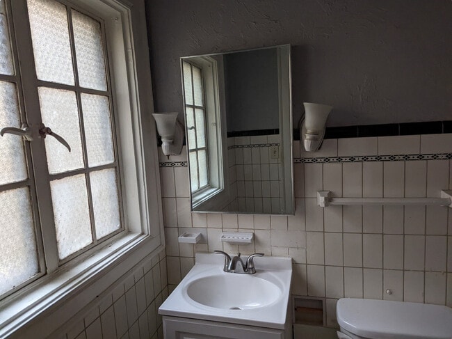 Building Photo - 1055 Cove Ave