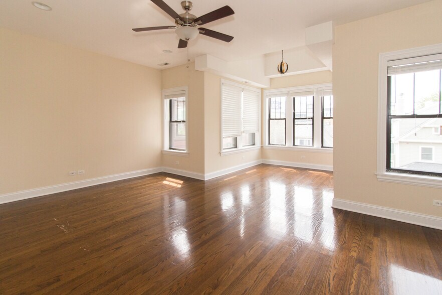 Building Photo - 3709 N Wilton Ave