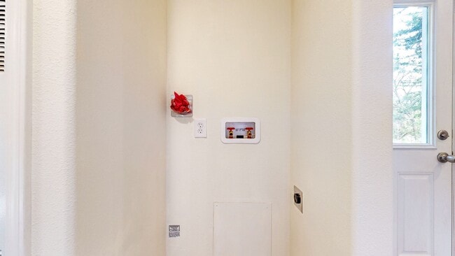 Building Photo - Gated 2 bedroom 1 bath at Pochini Family Farm!