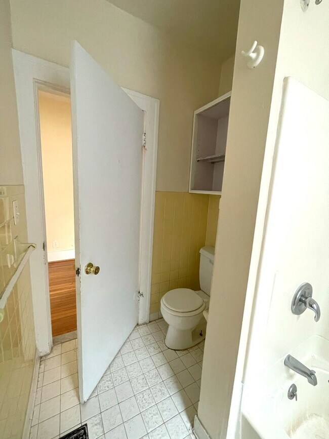 Building Photo - 903 Dewey Ave