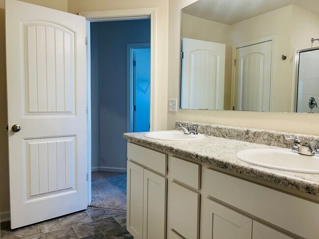 Building Photo - Wow 3 bedroom 2.5 bathroom townhome minute...