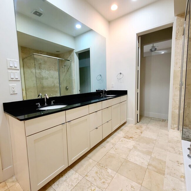 Building Photo - Spacious 3-Story Townhouse With Rooftop De...