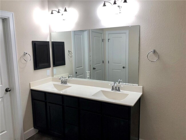 Building Photo - 629 Loma Cedro Bend
