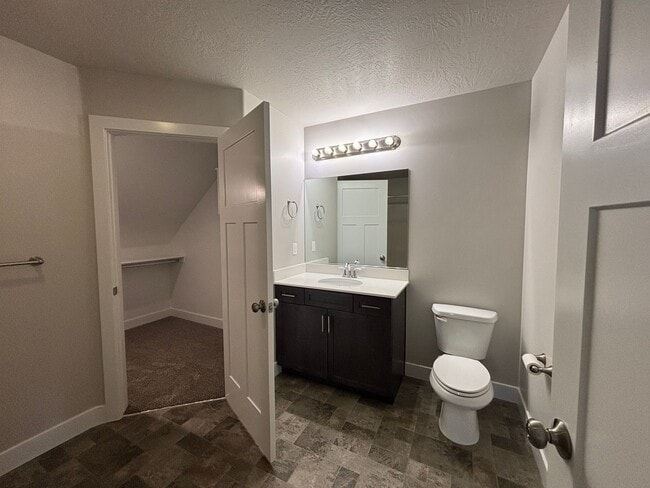 Building Photo - DARLING TWO BEDROOM TOWNHOME IN CEDAR CITY!