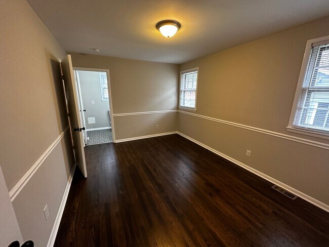 Building Photo - Darling Renovated 3 Bedroom Ranch in Conve...