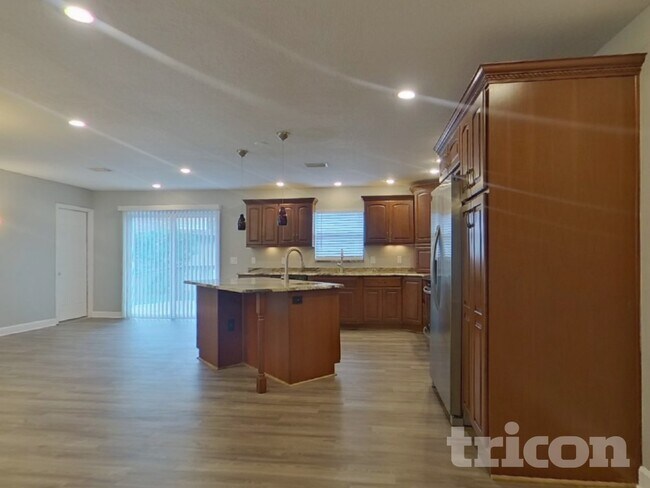 Building Photo - 664 Channing Dr