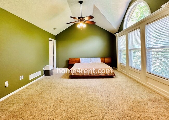 Building Photo - Beautiful Four Bedroom Home in a Quiet Neighborhood w/ an Updated Kitchen, Wood Floors, and a Fin...