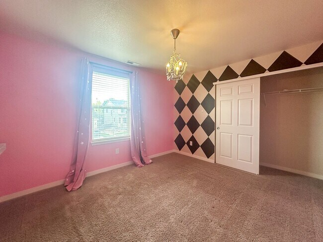 Building Photo - This 4bd home is waiting for you!