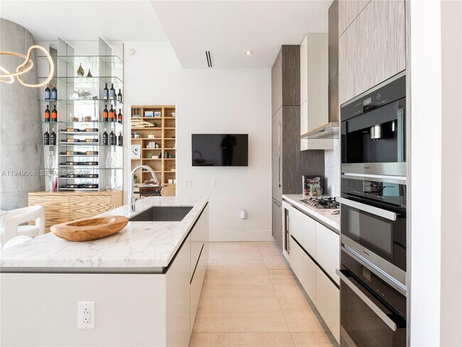 Building Photo - 2669 S Bayshore Dr