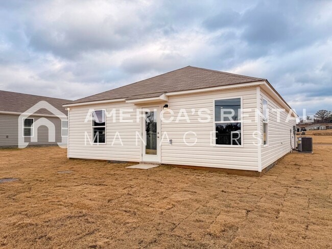 Building Photo - Coming Soon! Available to view NOW!!! Comfortable and Bright Tuscaloosa Home