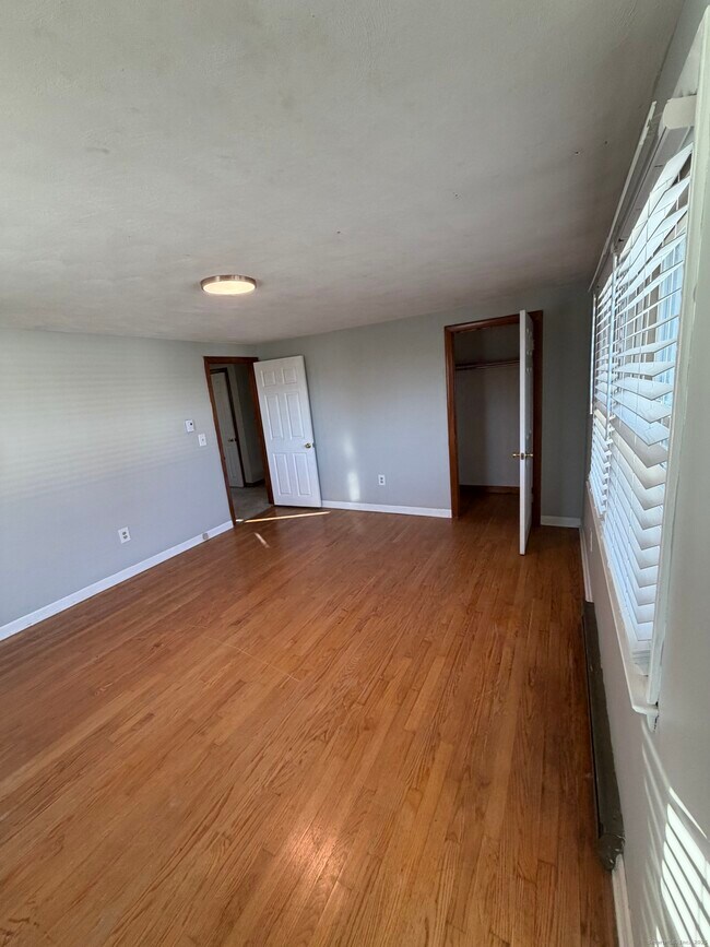 Building Photo - 10 Crown St