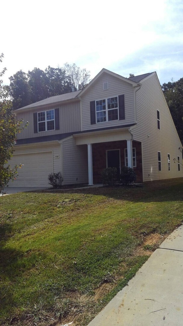 Building Photo - Spacious 4 Bedroom, 2.5 Bathroom Home!