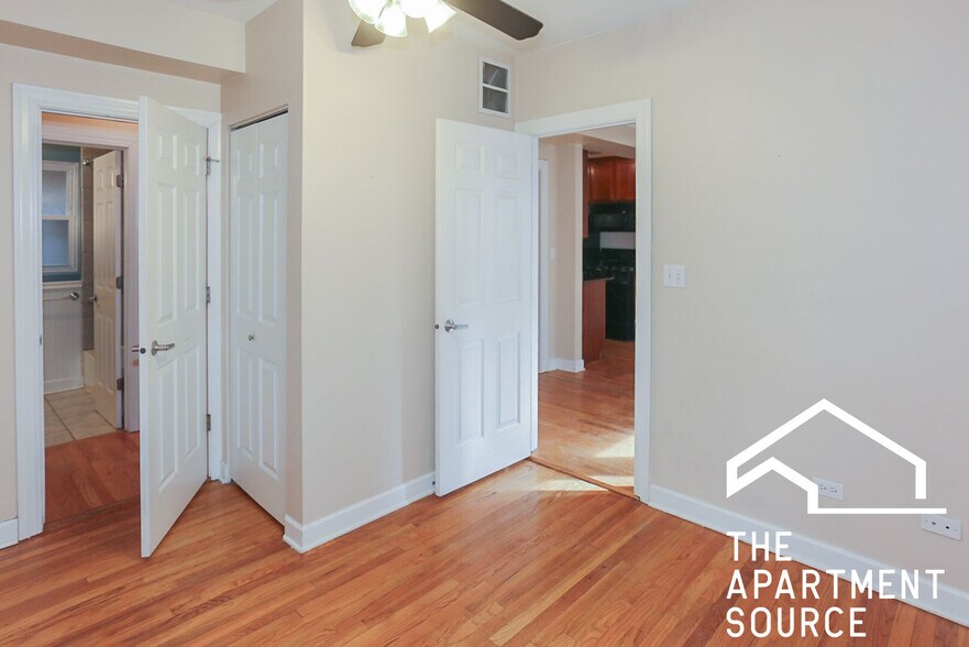 Building Photo - 624 W Roscoe St