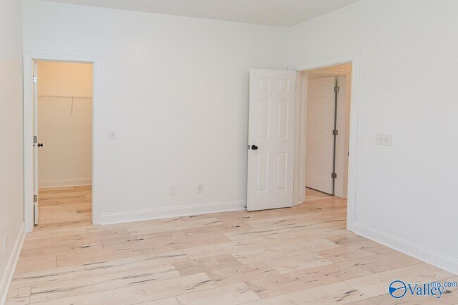 Building Photo - 2200 Little Cove Rd